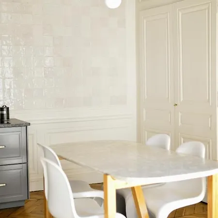 Eden Blue, Lovely Flat, Bright & Cosy In Apartment